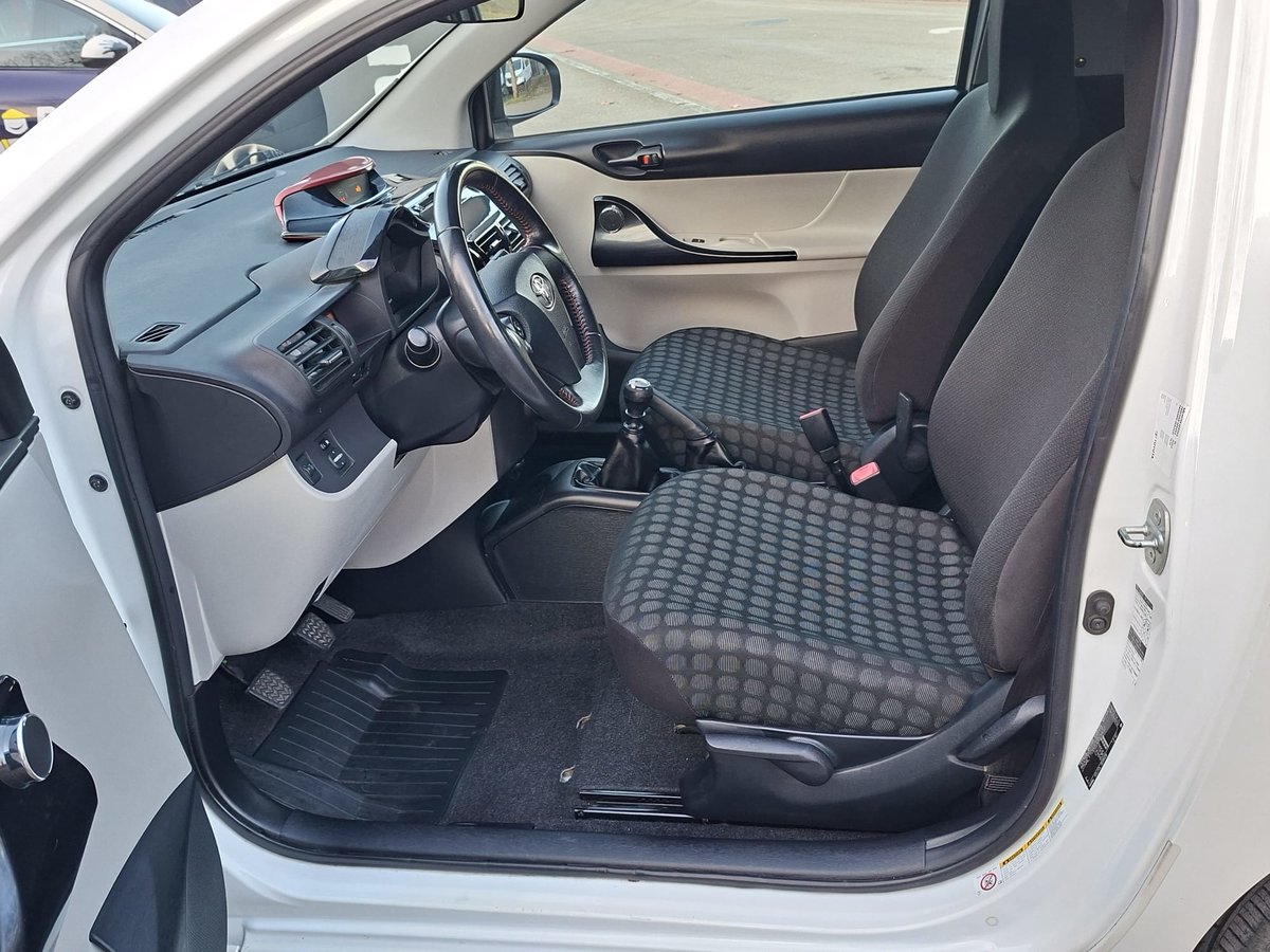 TOYOTA iQ 1.0 VVT-i Linea Terra, Petrol, Second hand / Used, Manual - 4