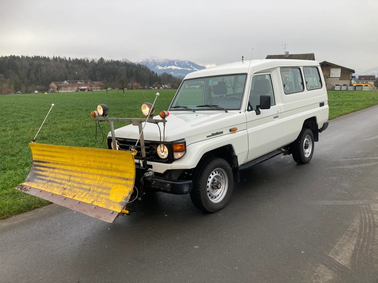TOYOTA Land Cruiser 400 Hdt Long 4.2D 6`000 KG Anhängelast und Schn