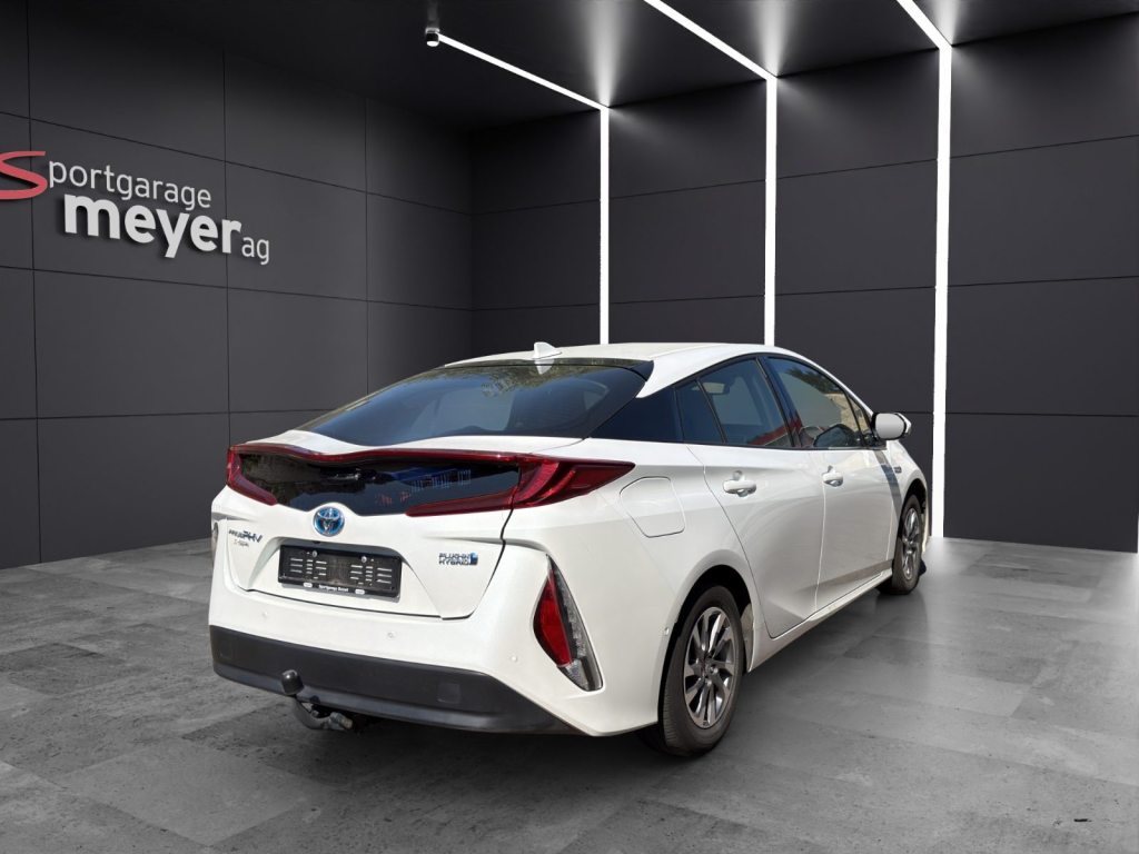 TOYOTA 1.8 VVTi HSD Plug-In Premium, Plug-in-Hybrid Petrol/Electric, Second hand / Used, Automatic - 4