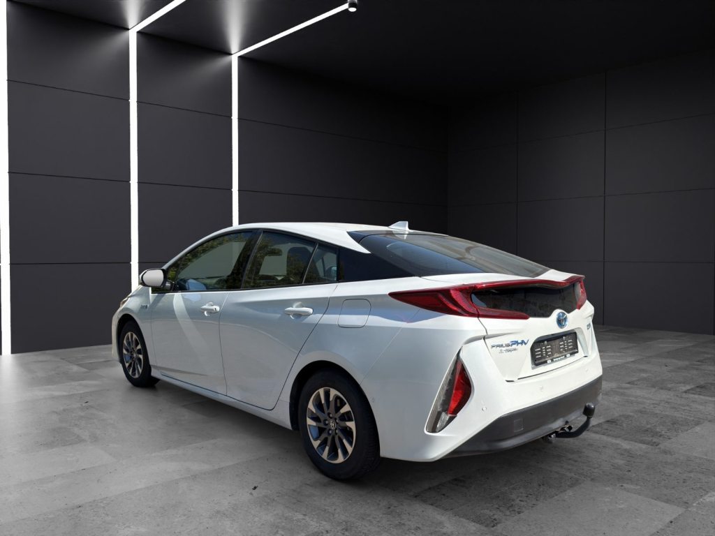 TOYOTA 1.8 VVTi HSD Plug-In Premium, Plug-in-Hybrid Petrol/Electric, Second hand / Used, Automatic - 2