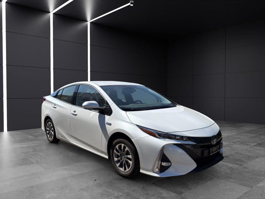 TOYOTA 1.8 VVTi HSD Plug-In Premium, Plug-in-Hybrid Petrol/Electric, Second hand / Used, Automatic - 6