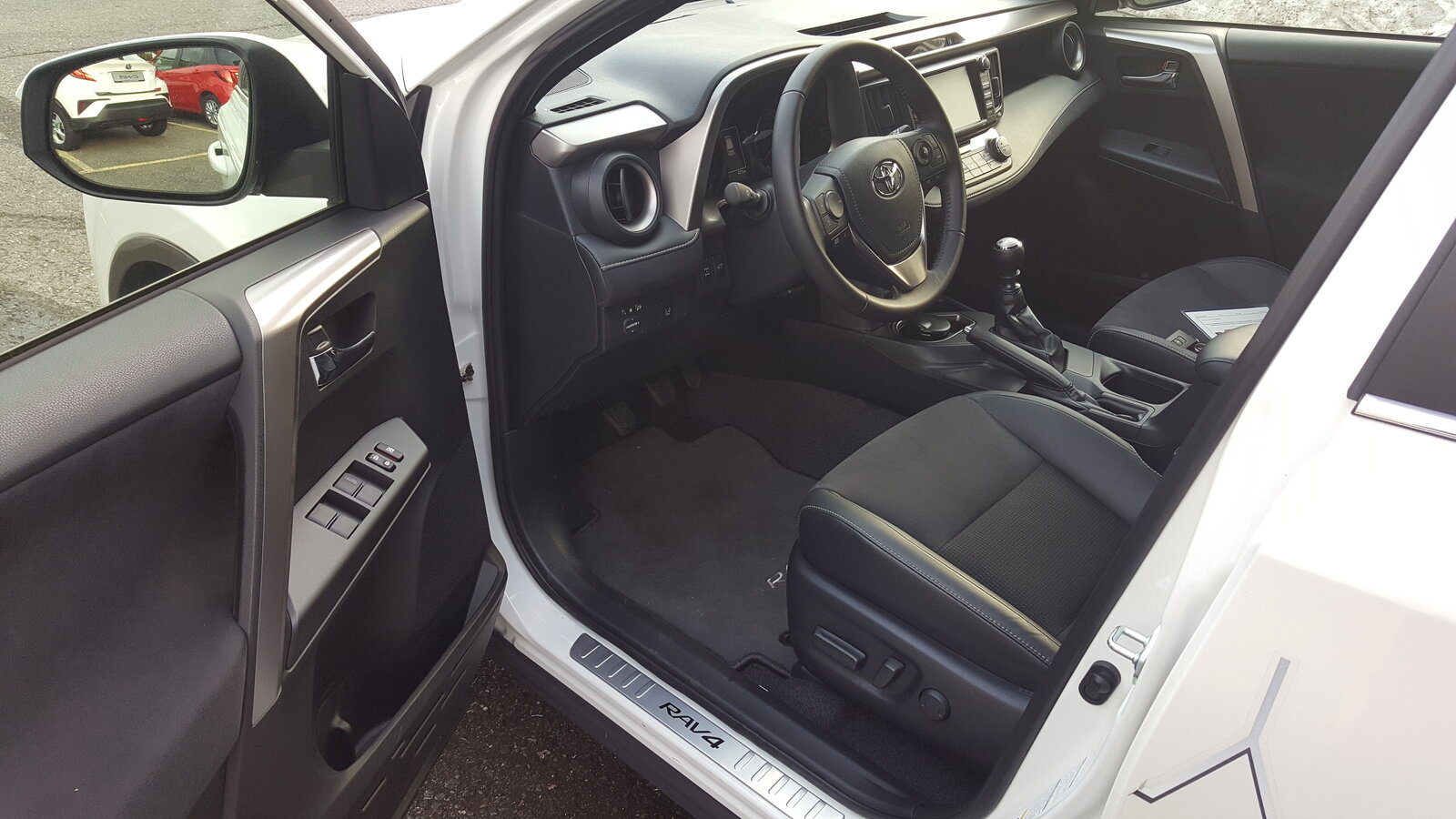 TOYOTA RAV4 2.0i VMa Style, Petrol, Second hand / Used, Manual - 5
