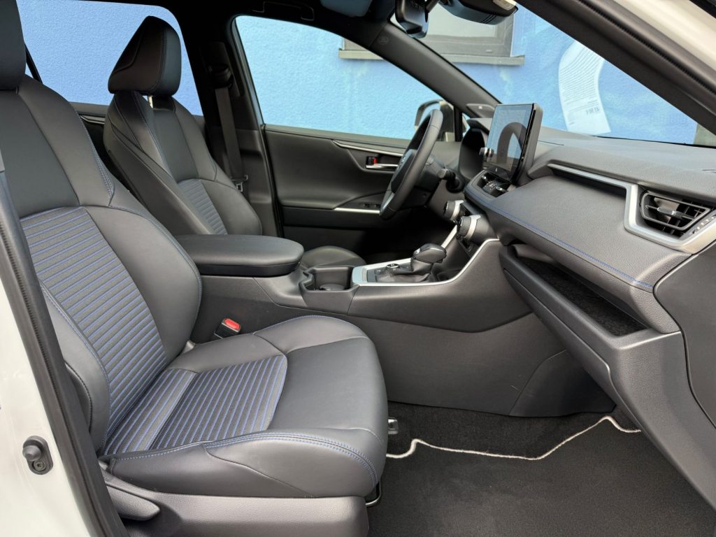 TOYOTA 2.5 Style 4X4, Mild-Hybrid Benzin/Elektro, Occasion / Gebraucht, Automatik - 7