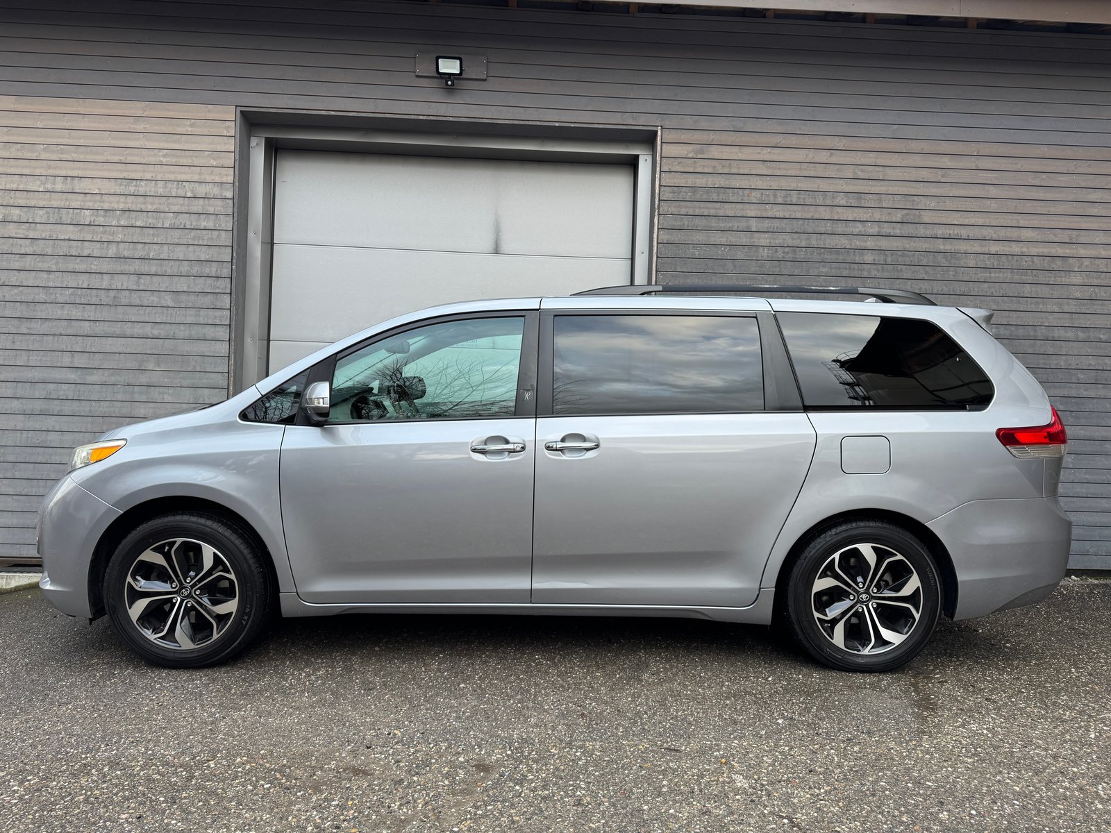 TOYOTA Sienna, Petrol, Second hand / Used, Automatic - 4