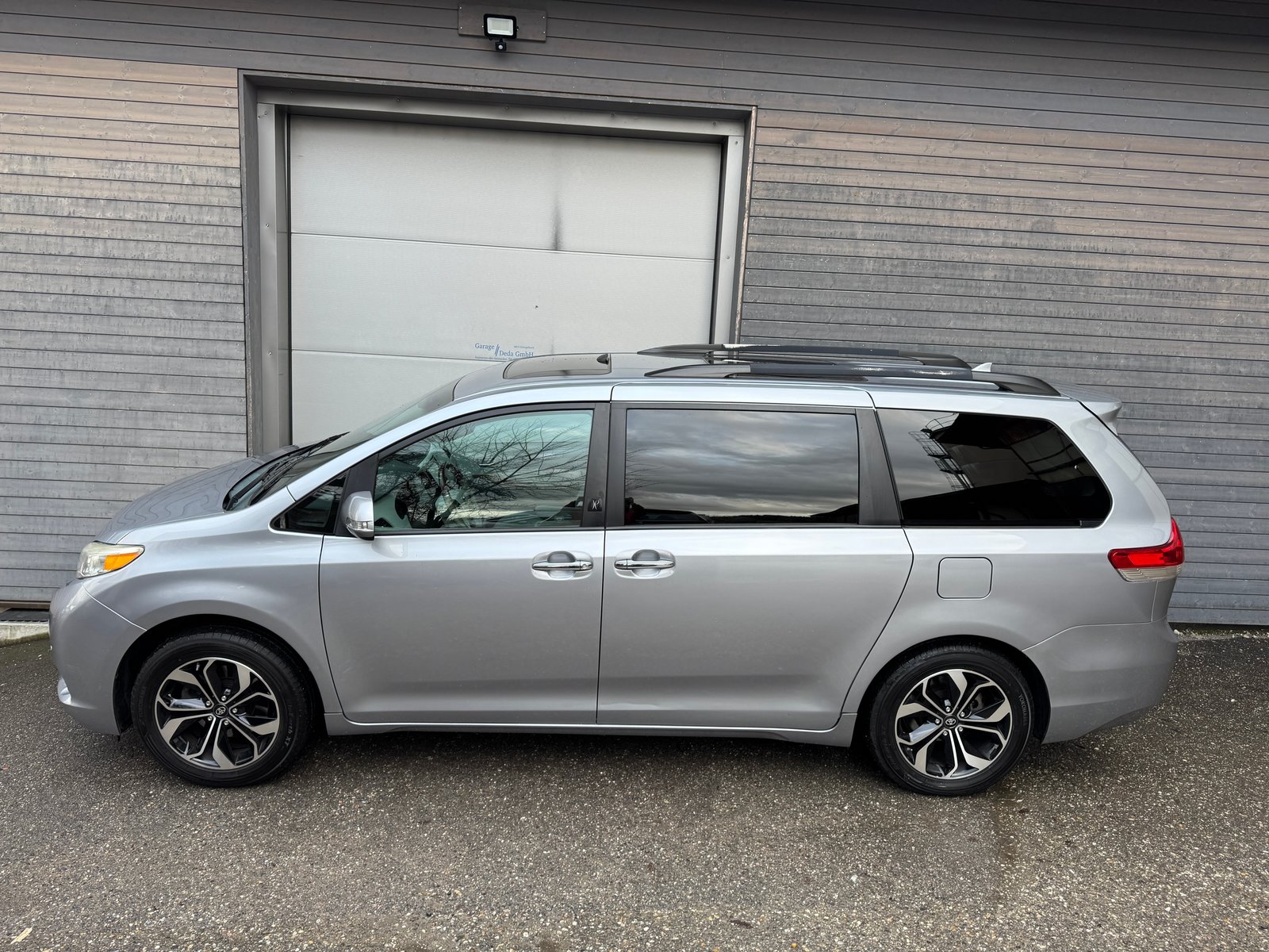 TOYOTA Sienna, Petrol, Second hand / Used, Automatic - 5