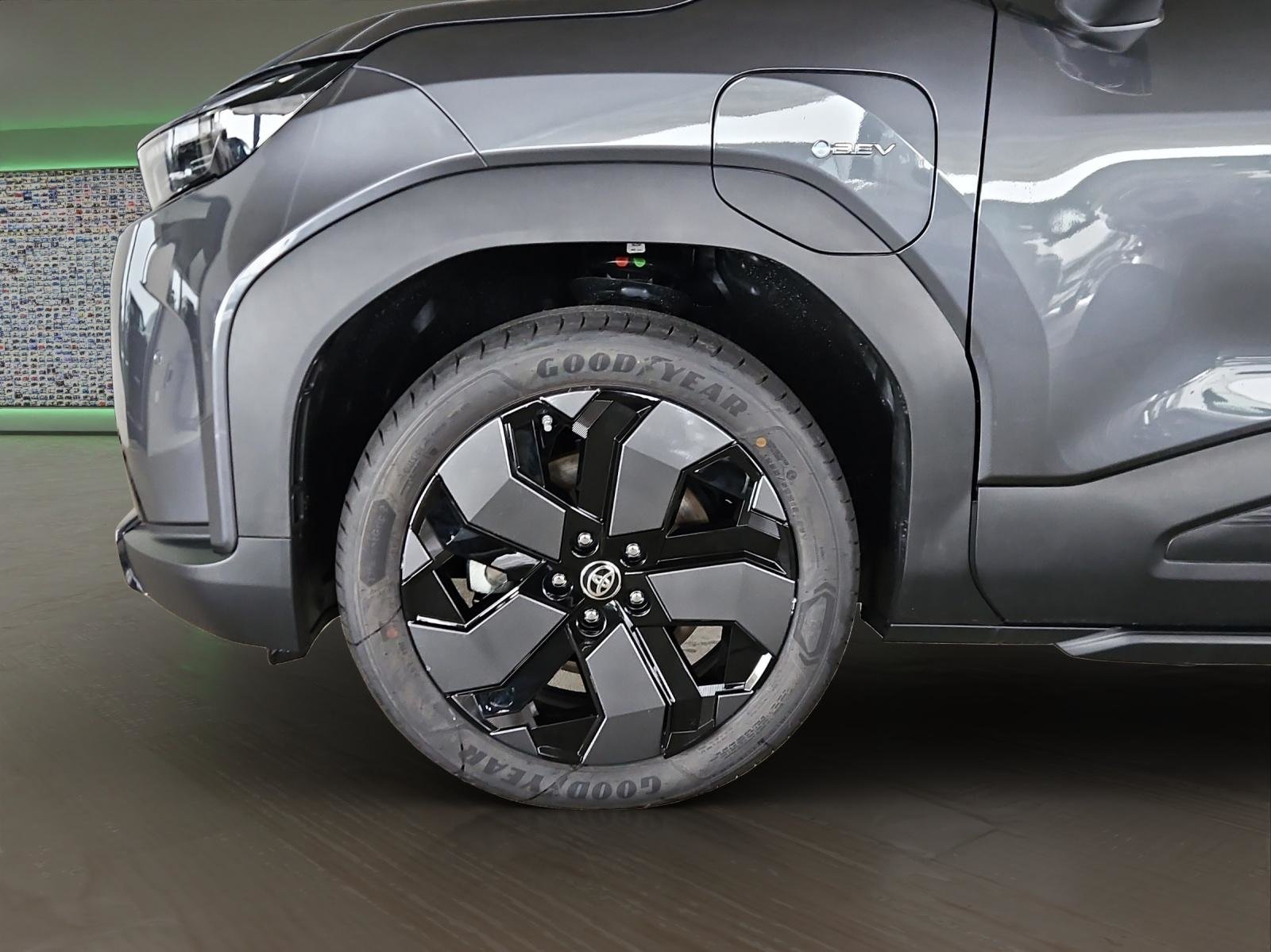 TOYOTA Urban Cruiser Premium AWD, Elektro, Neuwagen, Automatik - 6