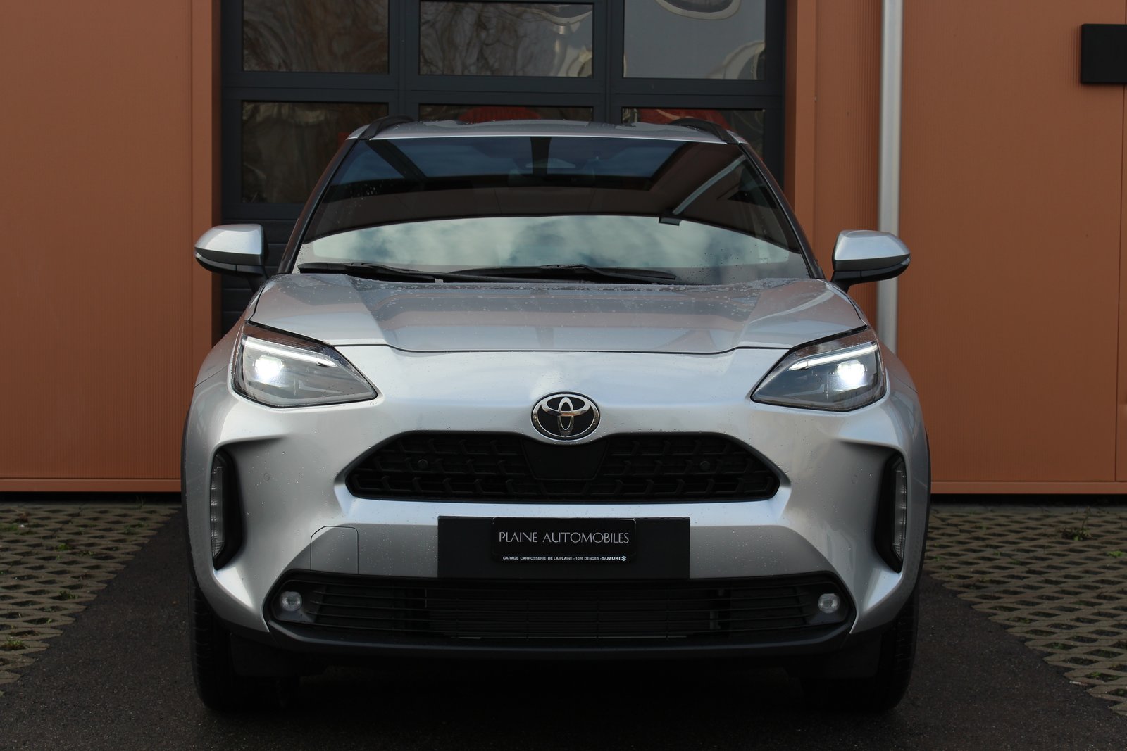 TOYOTA Yaris Cross 1.5 Premium AWDi e-CVT - "Garantie 10 ans * Camé, Voll-Hybrid Benzin/Elektro, Neuwagen, Automatik - 2