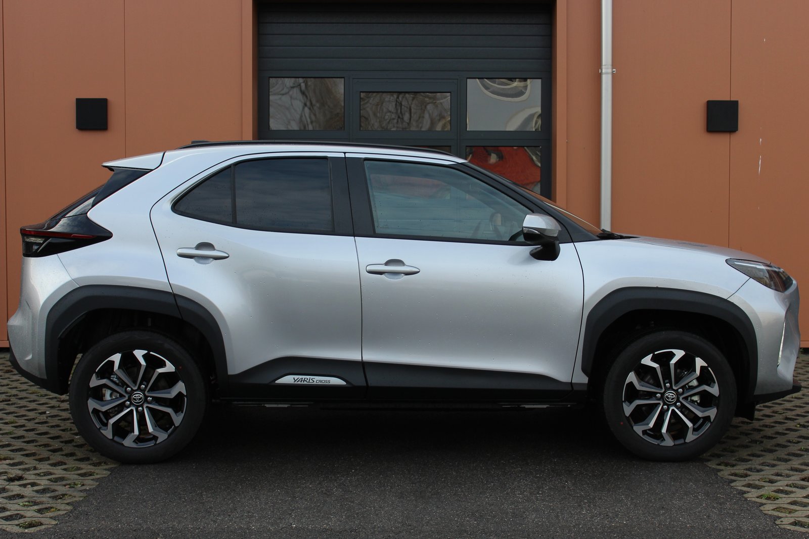 TOYOTA Yaris Cross 1.5 Premium AWDi e-CVT - "Garantie 10 ans * Camé, Voll-Hybrid Benzin/Elektro, Neuwagen, Automatik - 4