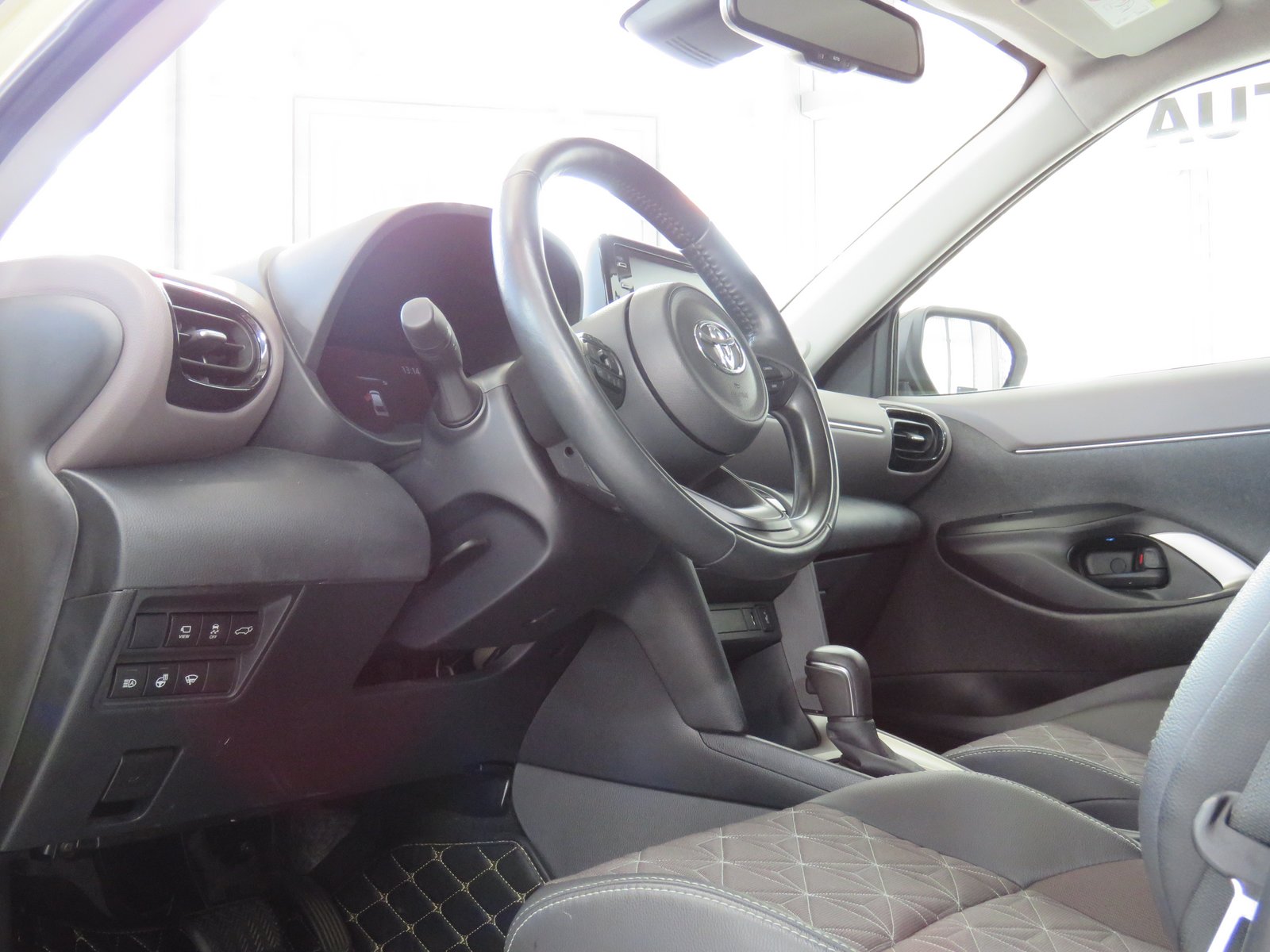 TOYOTA Yaris Cross 1.5 Premiere Edition e-0CVT AWDi, Voll-Hybrid Benzin/Elektro, Occasion / Gebraucht, Automat - 7