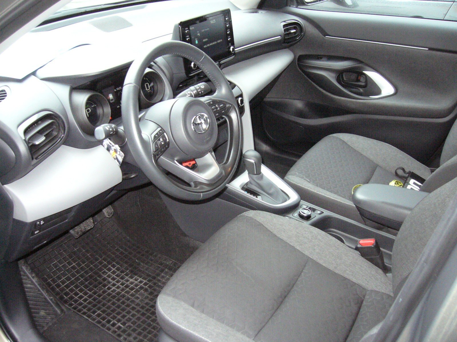 TOYOTA Yaris Cross 1.5 Comfort e-CVT AWDi Voll-Hybrid, Voll-Hybrid Benzin/Elektro, Occasion / Gebraucht, Automatik - 6