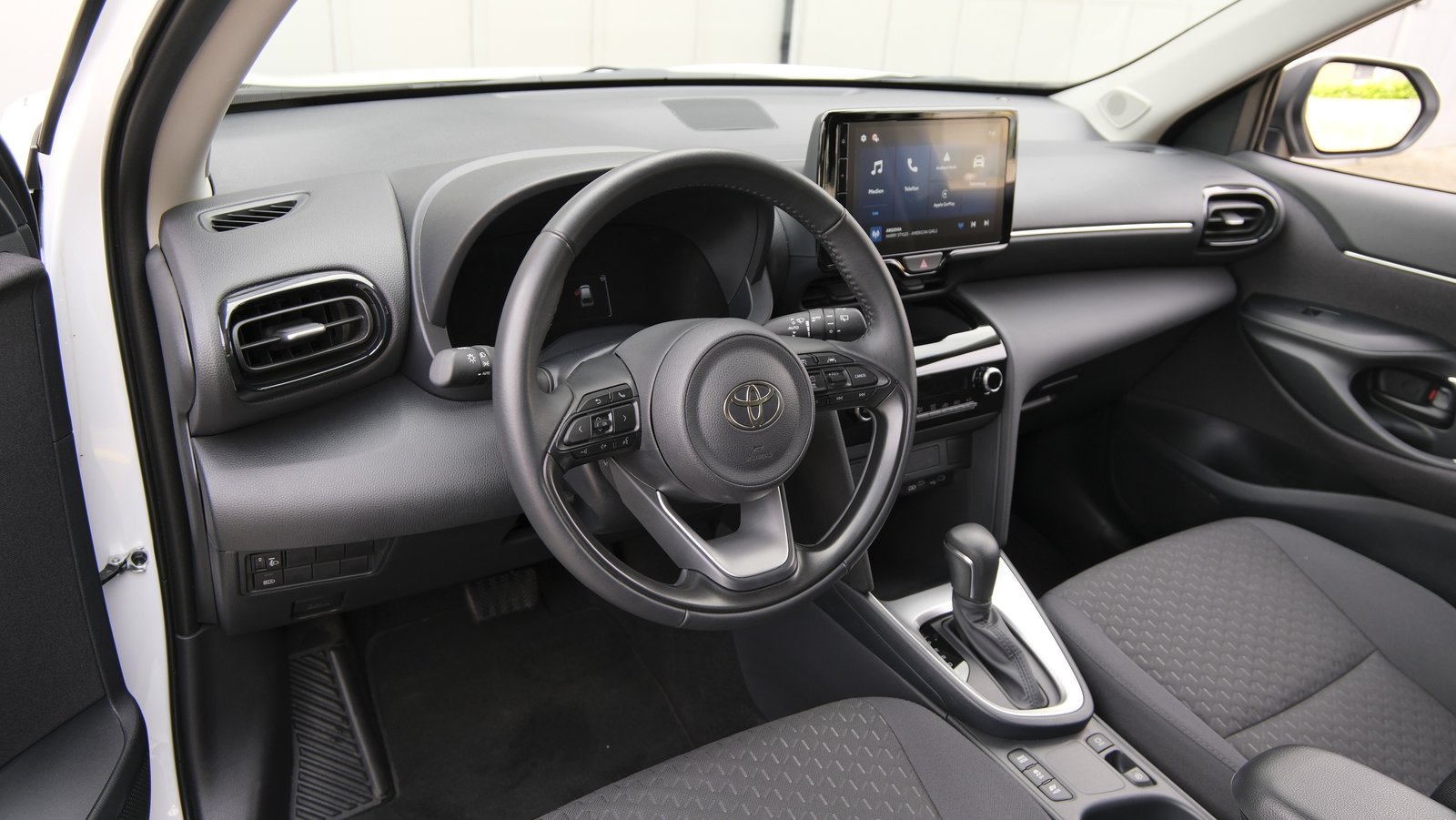 TOYOTA Yaris Cross 1.5 Trend e-CVT, Full-Hybrid Petrol/Electric, Second hand / Used, Automatic - 3
