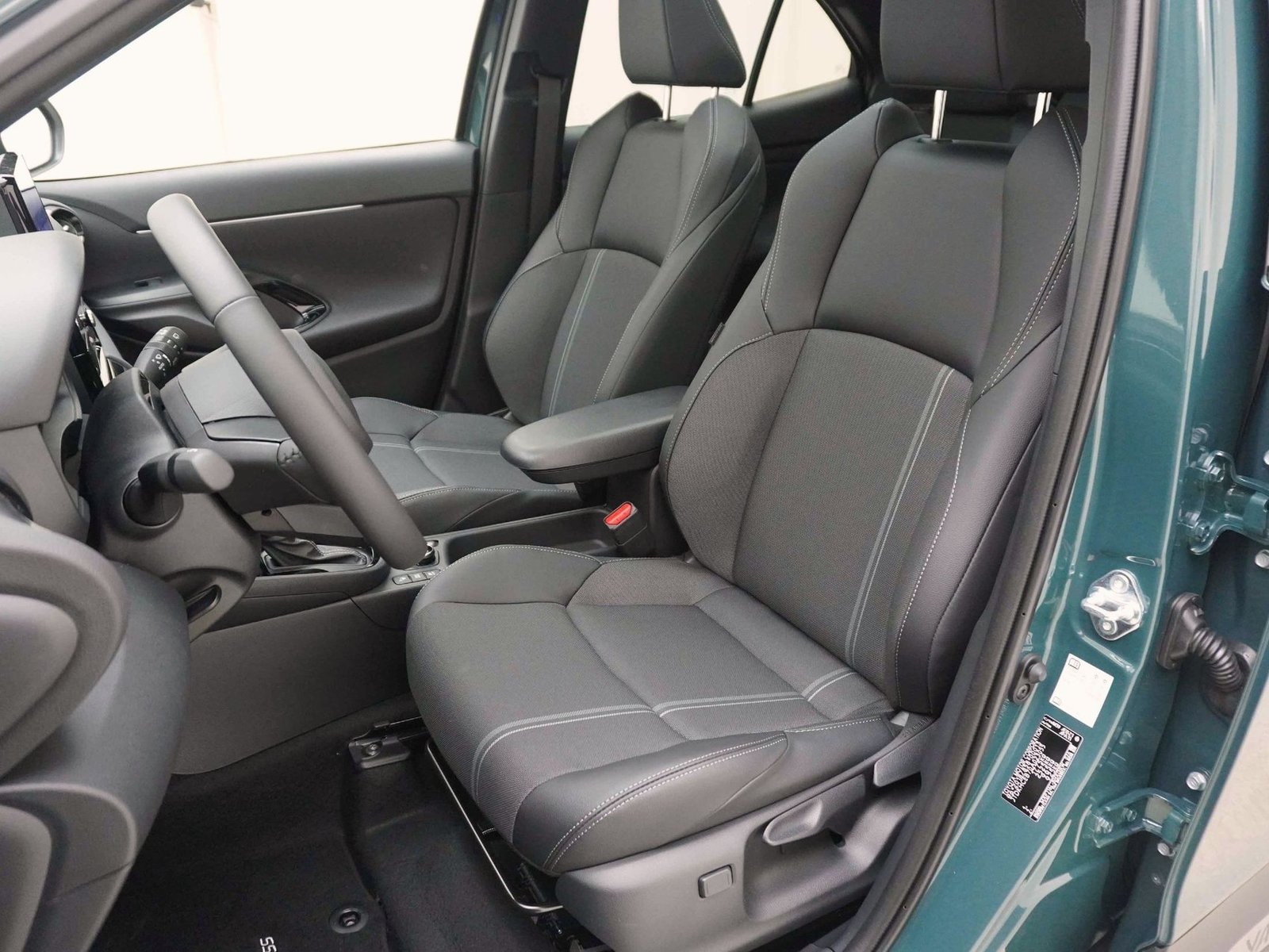 TOYOTA Yaris Cross 1.5 VVT-i HSD Premium AWD-i ** Panorama-G, Voll-Hybrid Benzin/Elektro, Neuwagen, Automatik - 7