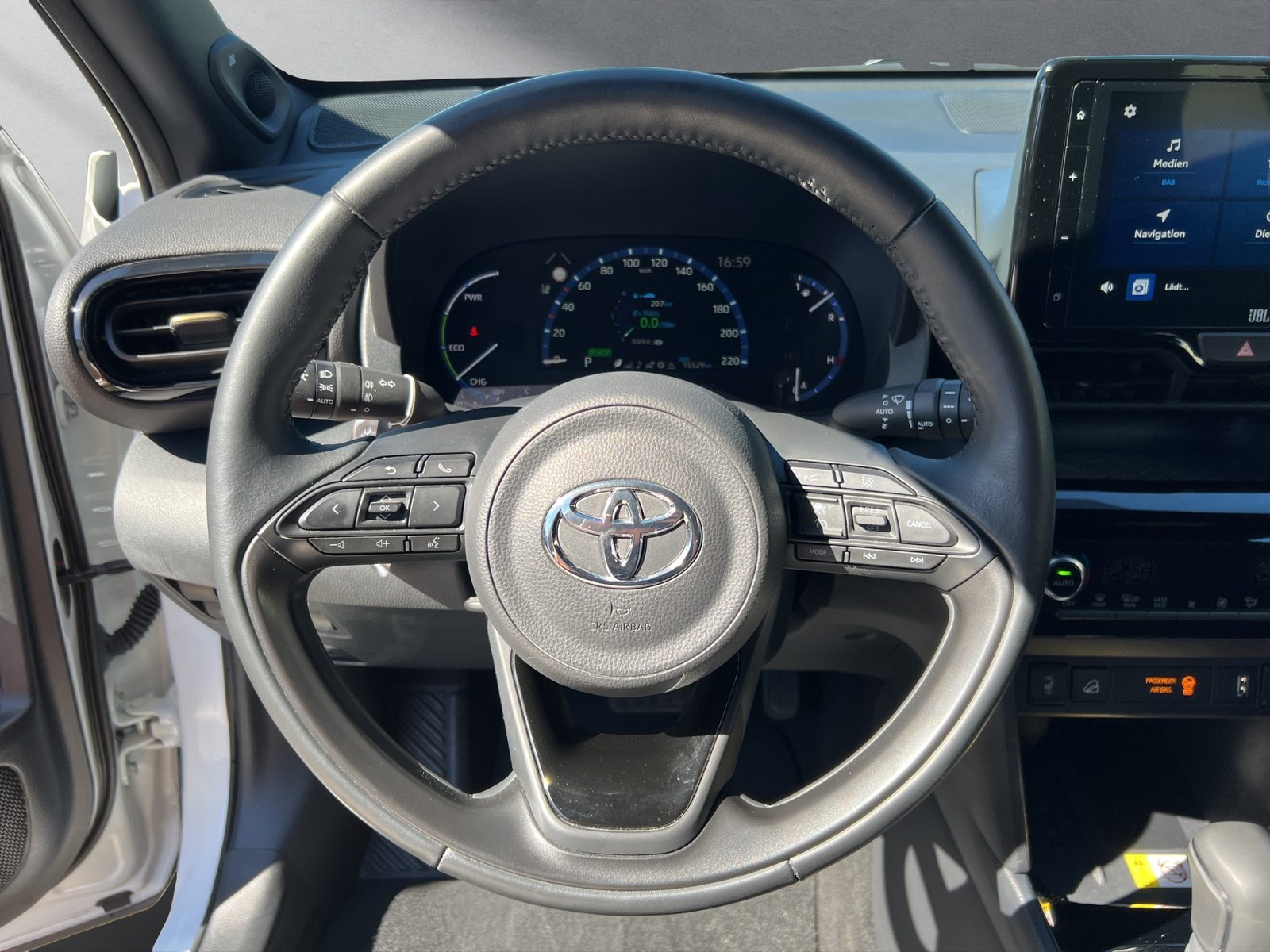 TOYOTA Yaris Cross 1.5 VVT-i HSD Adventure AWD-i, Full-Hybrid Petrol/Electric, Second hand / Used, Automatic - 5