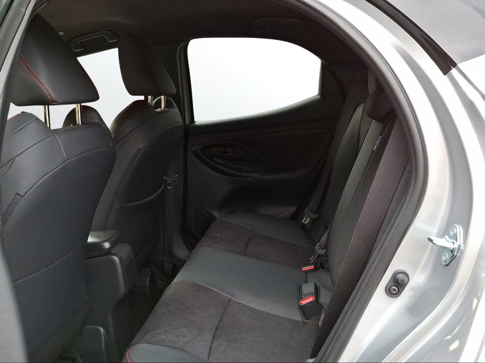 TOYOTA Yaris 1.5 GR Sport e-CVT, Voll-Hybrid Benzin/Elektro, Neuwagen, Automatik - 7