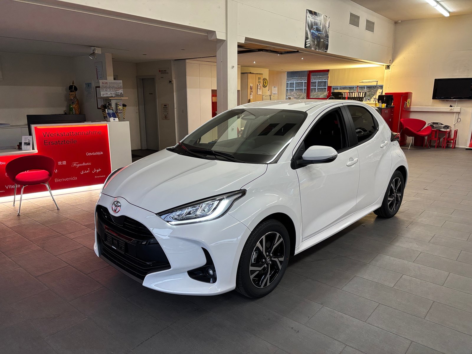 TOYOTA Yaris 1.5 Trend e-CVT, Full-Hybrid Petrol/Electric, New car, Automatic - 5