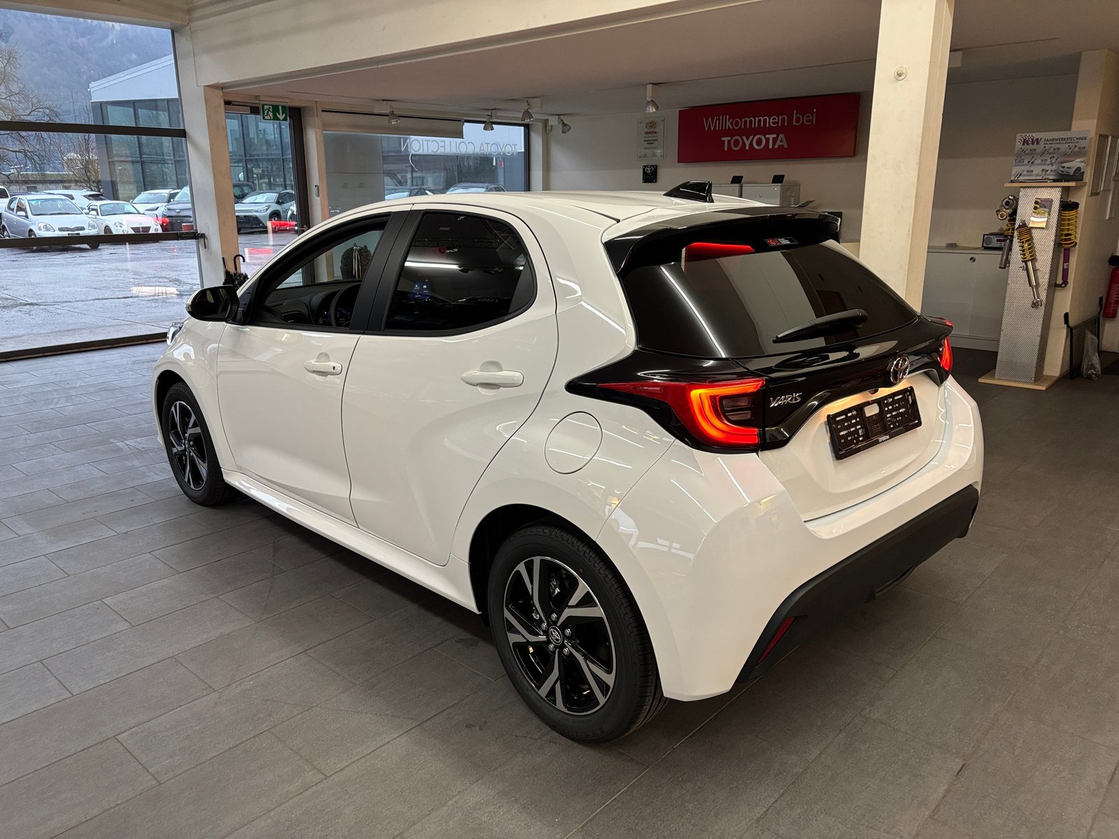 TOYOTA Yaris 1.5 Trend e-CVT, Full-Hybrid Petrol/Electric, New car, Automatic - 6