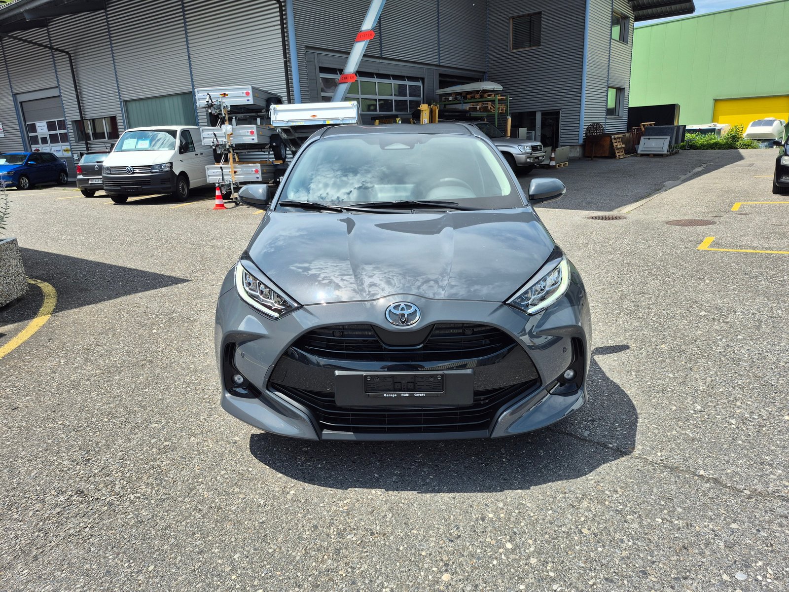 TOYOTA Yaris 1.5 Trend e-CVT, Voll-Hybrid Benzin/Elektro, Neuwagen, Automatik - 2