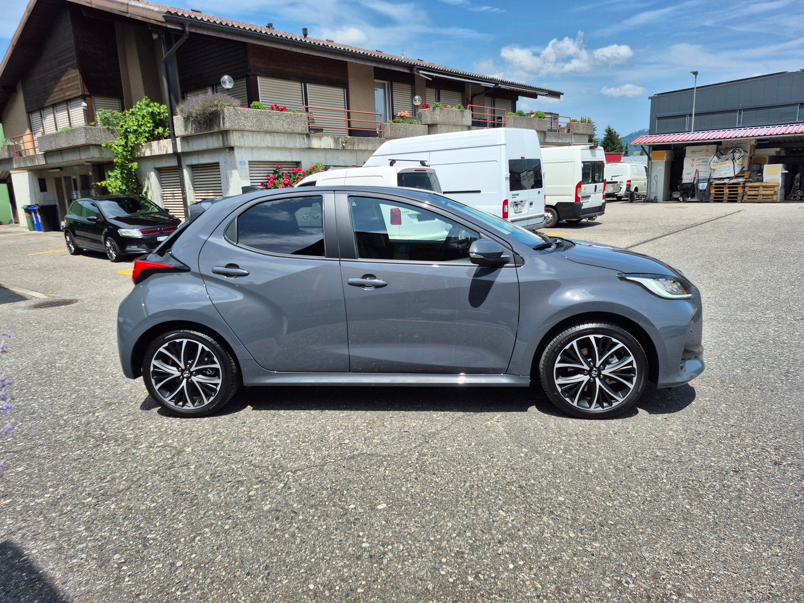 TOYOTA Yaris 1.5 Trend e-CVT, Voll-Hybrid Benzin/Elektro, Neuwagen, Automatik - 4