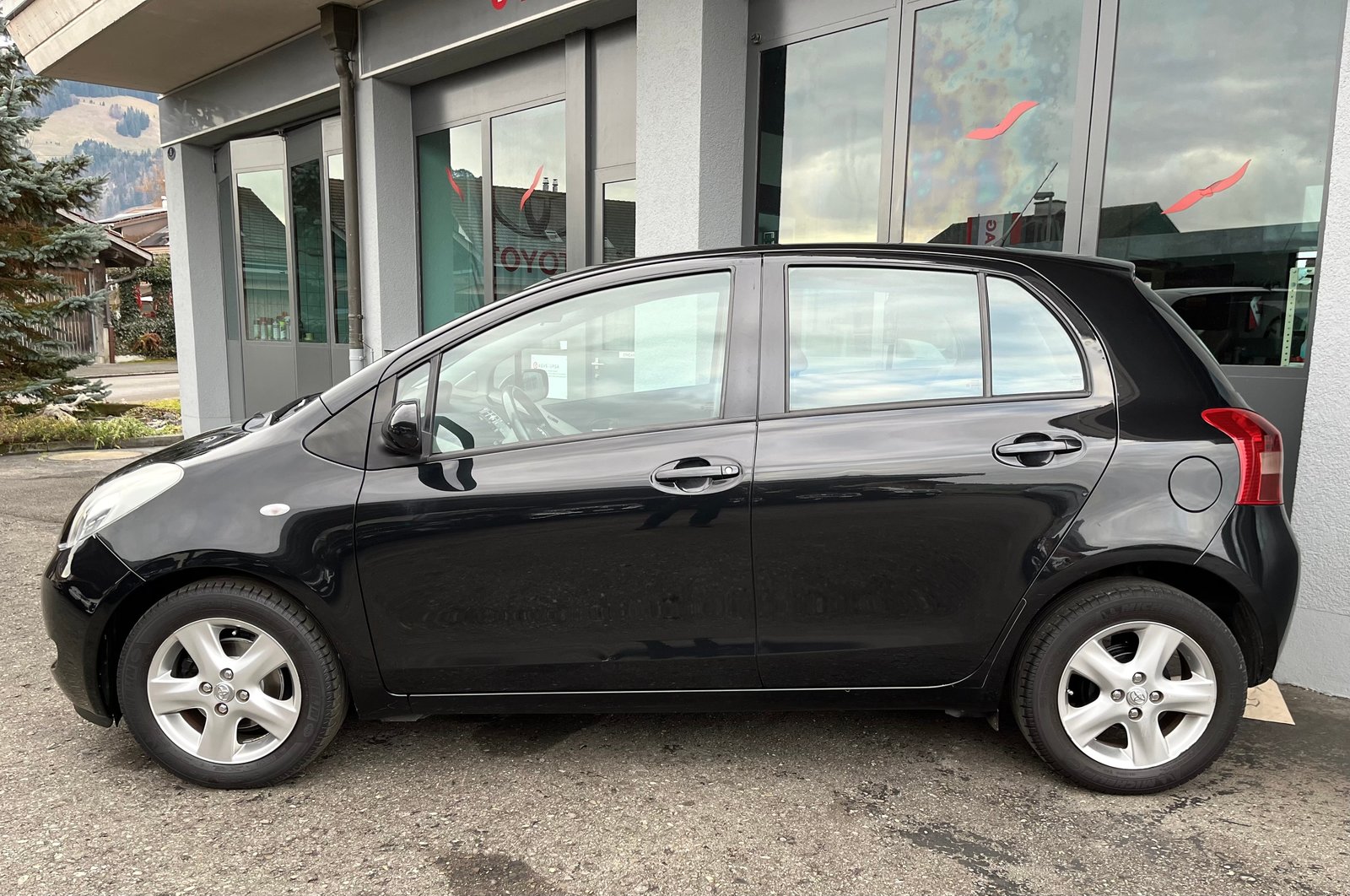 TOYOTA Yaris 1.3 Linea Sol, Petrol, Second hand / Used, Manual - 4