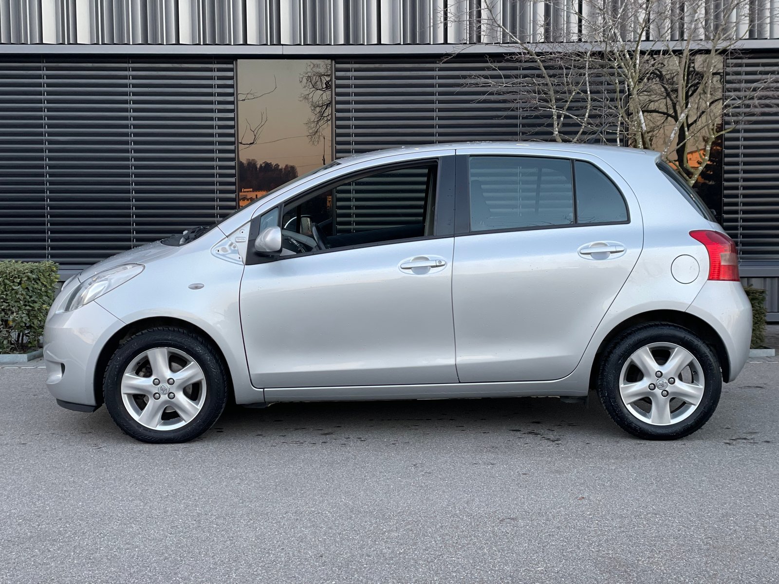 TOYOTA Yaris 1.3 Linea Luna, Benzin, Occasion / Gebraucht, Handschaltung - 2