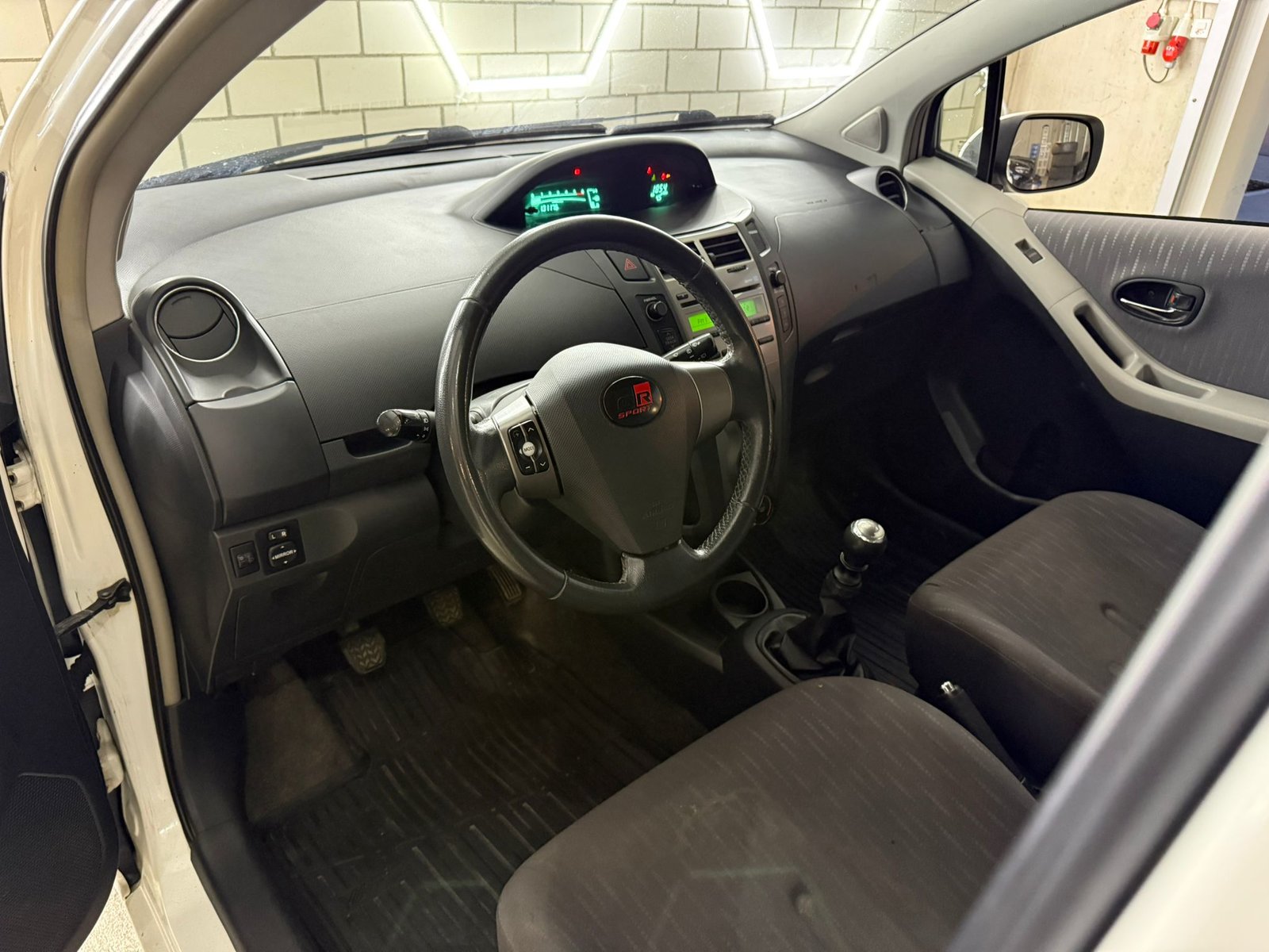 TOYOTA Yaris 1.4 D-4D Linea Luna, Diesel, Second hand / Used, Manual - 7