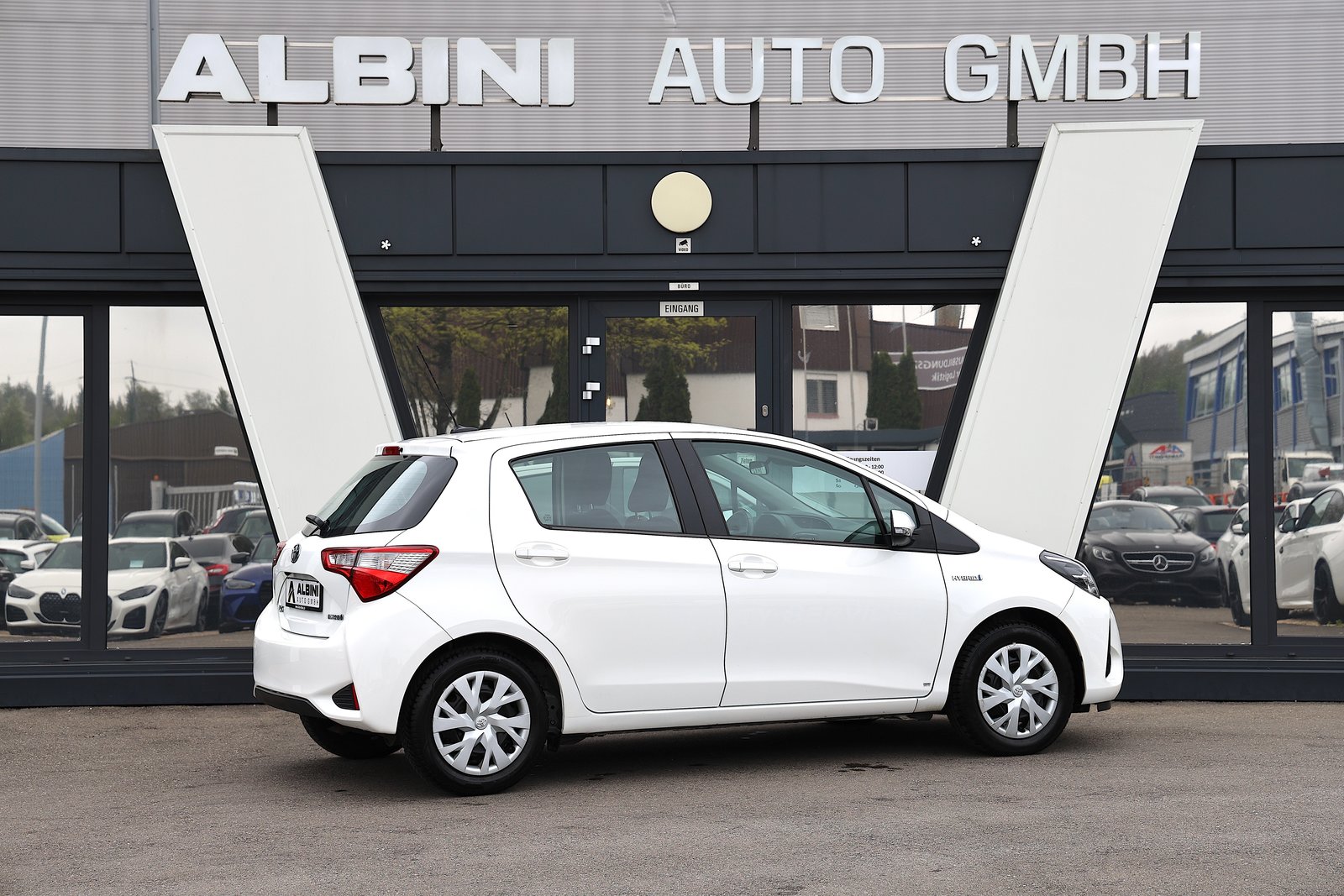 TOYOTA Yaris 1.5 VVT-i Hybrid Comfort e-CVT, Full-Hybrid Petrol/Electric, Second hand / Used, Automatic - 3
