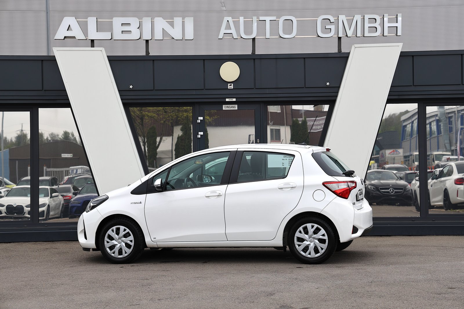 TOYOTA Yaris 1.5 VVT-i Hybrid Comfort e-CVT, Full-Hybrid Petrol/Electric, Second hand / Used, Automatic - 4