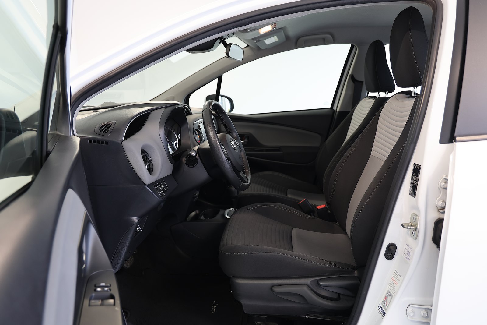 TOYOTA Yaris 1.5 VVT-i Hybrid Comfort e-CVT, Full-Hybrid Petrol/Electric, Second hand / Used, Automatic - 6