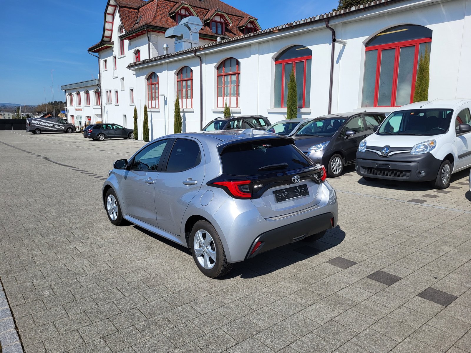 TOYOTA Yaris 1.5 Trend, Petrol, Second hand / Used, Manual - 3
