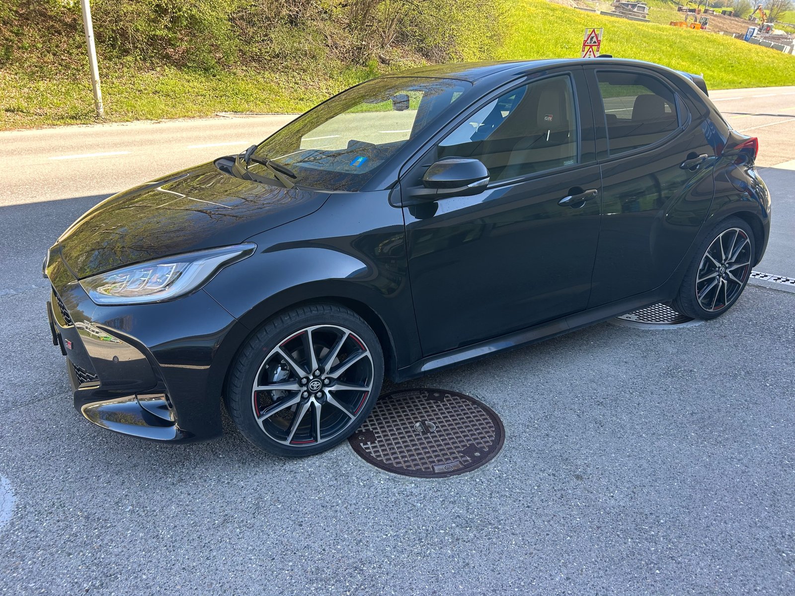 TOYOTA Yaris 1.5 GR Sport e-CVT, Voll-Hybrid Benzin/Elektro, Occasion / Gebraucht, Automatik - 2
