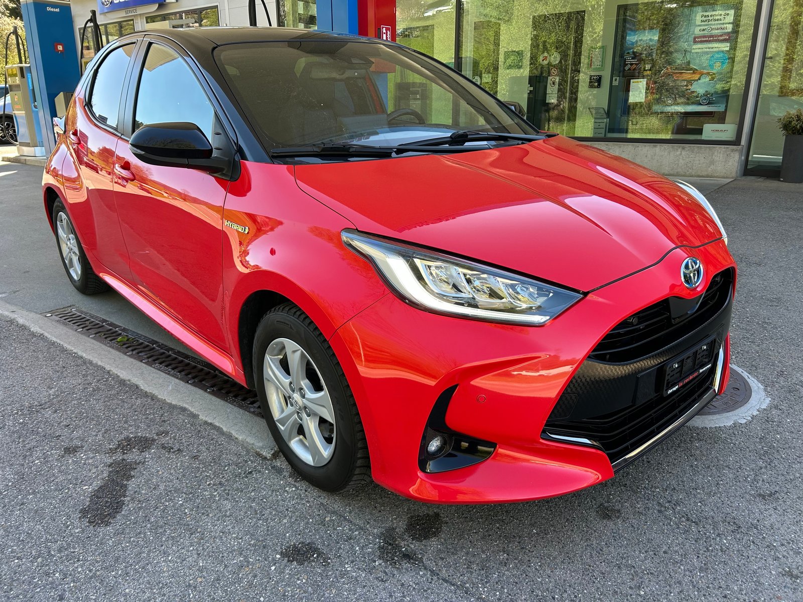 TOYOTA Yaris 1.5 Premium e-CVT, Voll-Hybrid Benzin/Elektro, Occasion / Gebraucht, Automatik - 2
