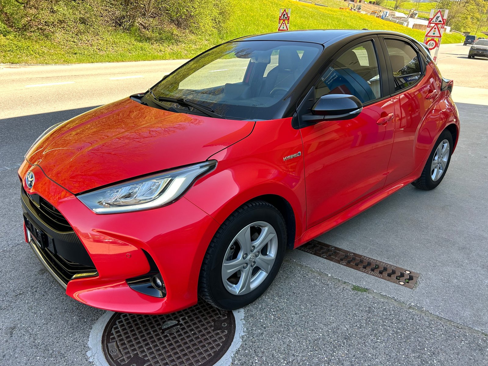 TOYOTA Yaris 1.5 Premium e-CVT, Voll-Hybrid Benzin/Elektro, Occasion / Gebraucht, Automatik - 4