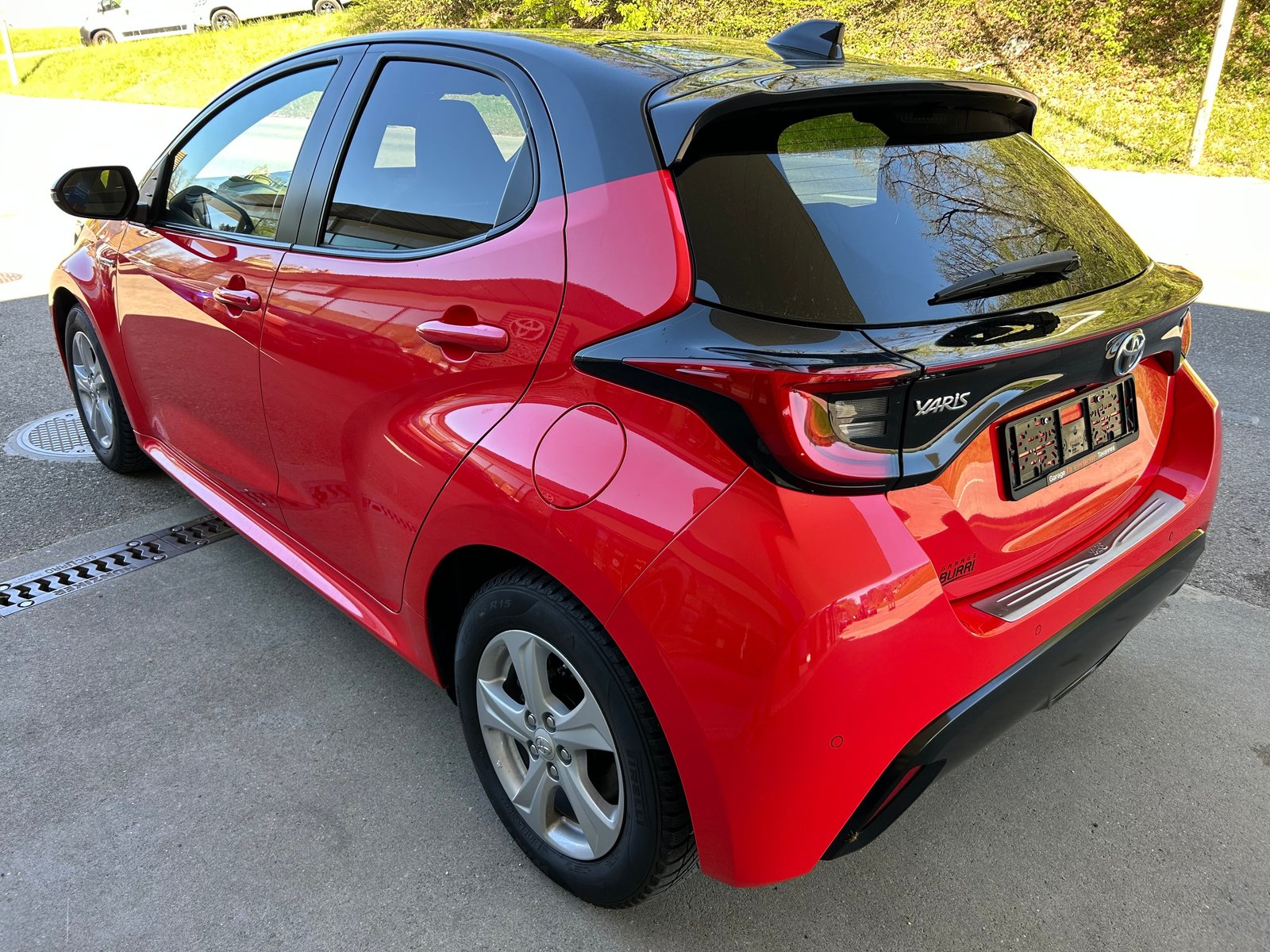 TOYOTA Yaris 1.5 Premium e-CVT, Voll-Hybrid Benzin/Elektro, Occasion / Gebraucht, Automatik - 6