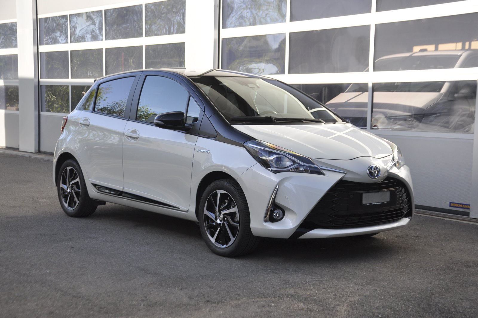 TOYOTA Yaris 1.5 VVT-i Hybrid Premium e-CVT I Anhängerkuppl