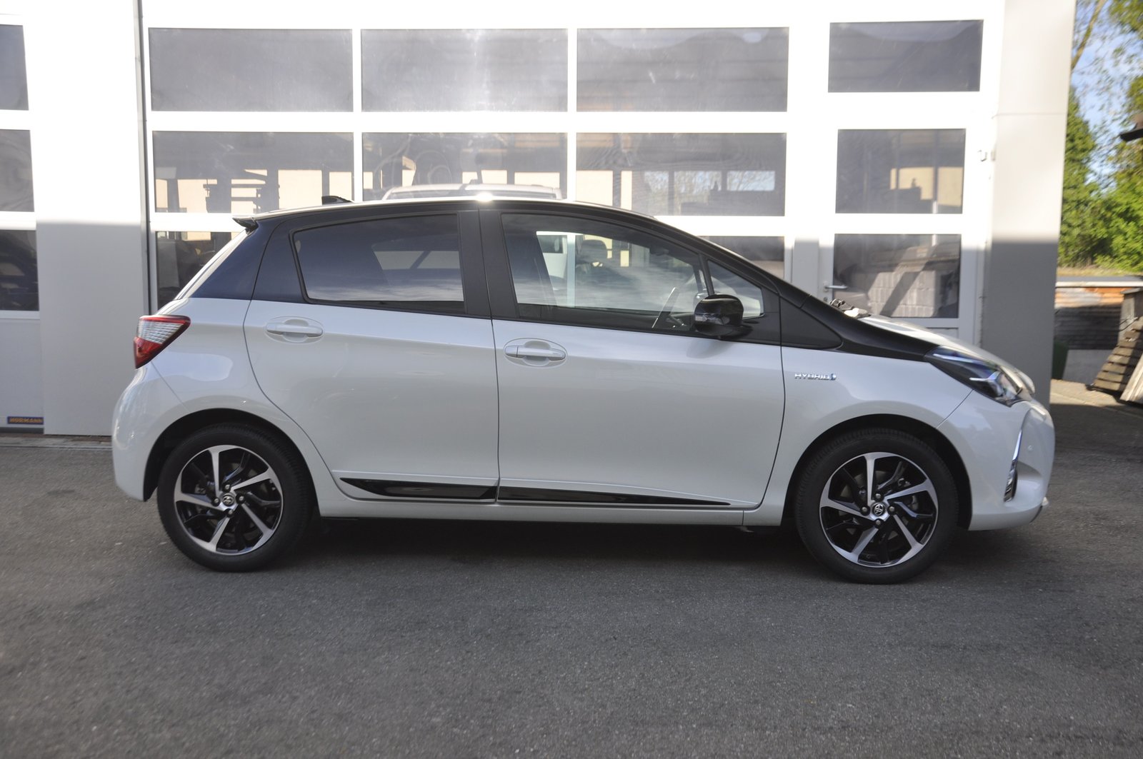 TOYOTA Yaris 1.5 VVT-i Hybrid Premium e-CVT I Anhängerkuppl, Voll-Hybrid Benzin/Elektro, Occasion / Gebraucht, Automatik - 2