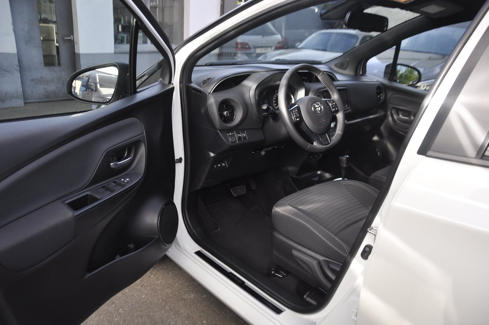 TOYOTA Yaris 1.5 VVT-i Hybrid Premium e-CVT I Anhängerkuppl, Voll-Hybrid Benzin/Elektro, Occasion / Gebraucht, Automatik - 4