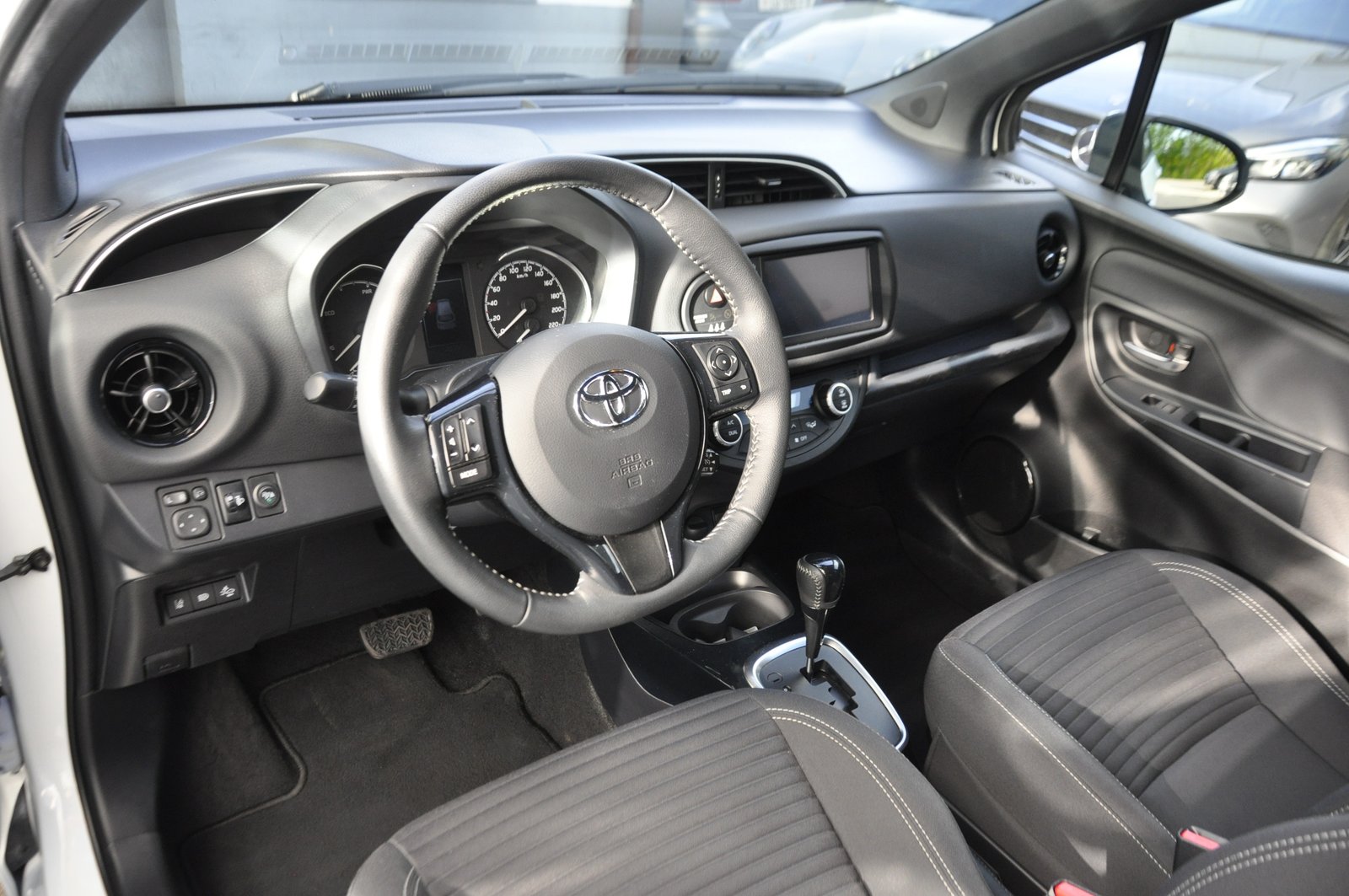 TOYOTA Yaris 1.5 VVT-i Hybrid Premium e-CVT I Anhängerkuppl, Voll-Hybrid Benzin/Elektro, Occasion / Gebraucht, Automatik - 6