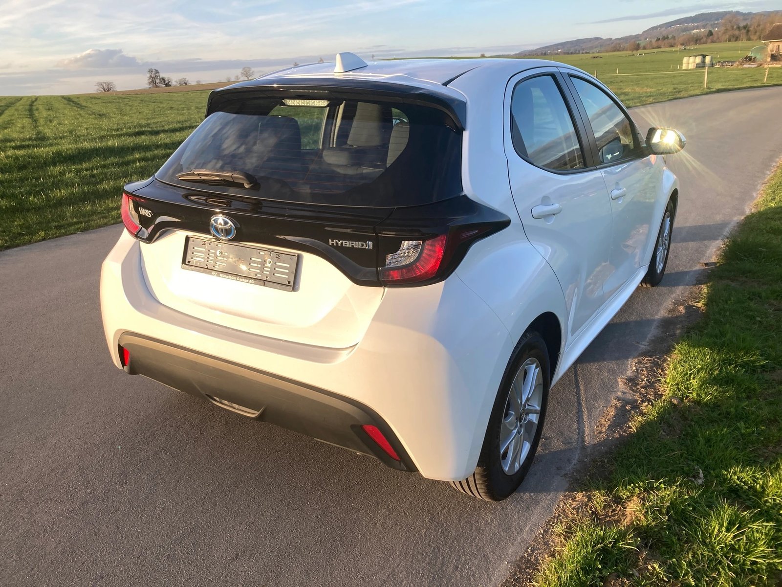 TOYOTA Yaris 1.5 Comfort e-CVT, Hybride Intégral Essence/Électricité, Occasion / Utilisé, Automatique - 3