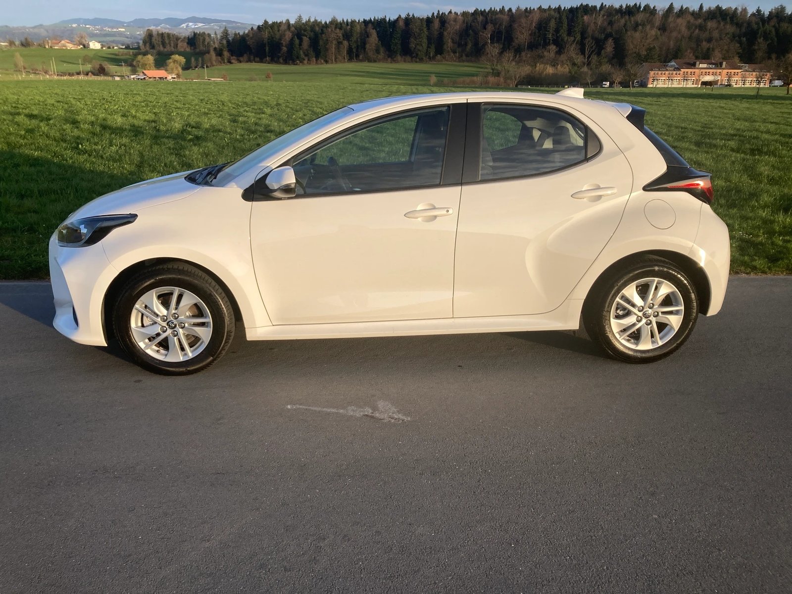 TOYOTA Yaris 1.5 Comfort e-CVT, Hybride Intégral Essence/Électricité, Occasion / Utilisé, Automatique - 6