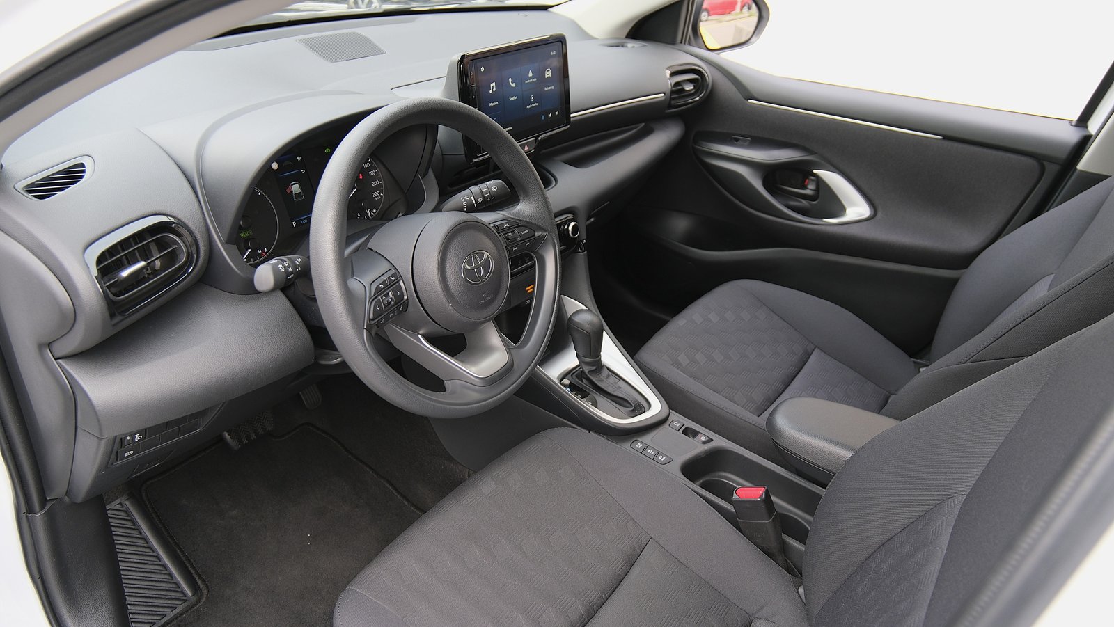 TOYOTA Yaris 1.5 Active e-CVT, Voll-Hybrid Benzin/Elektro, Occasion / Gebraucht, Automatik - 3