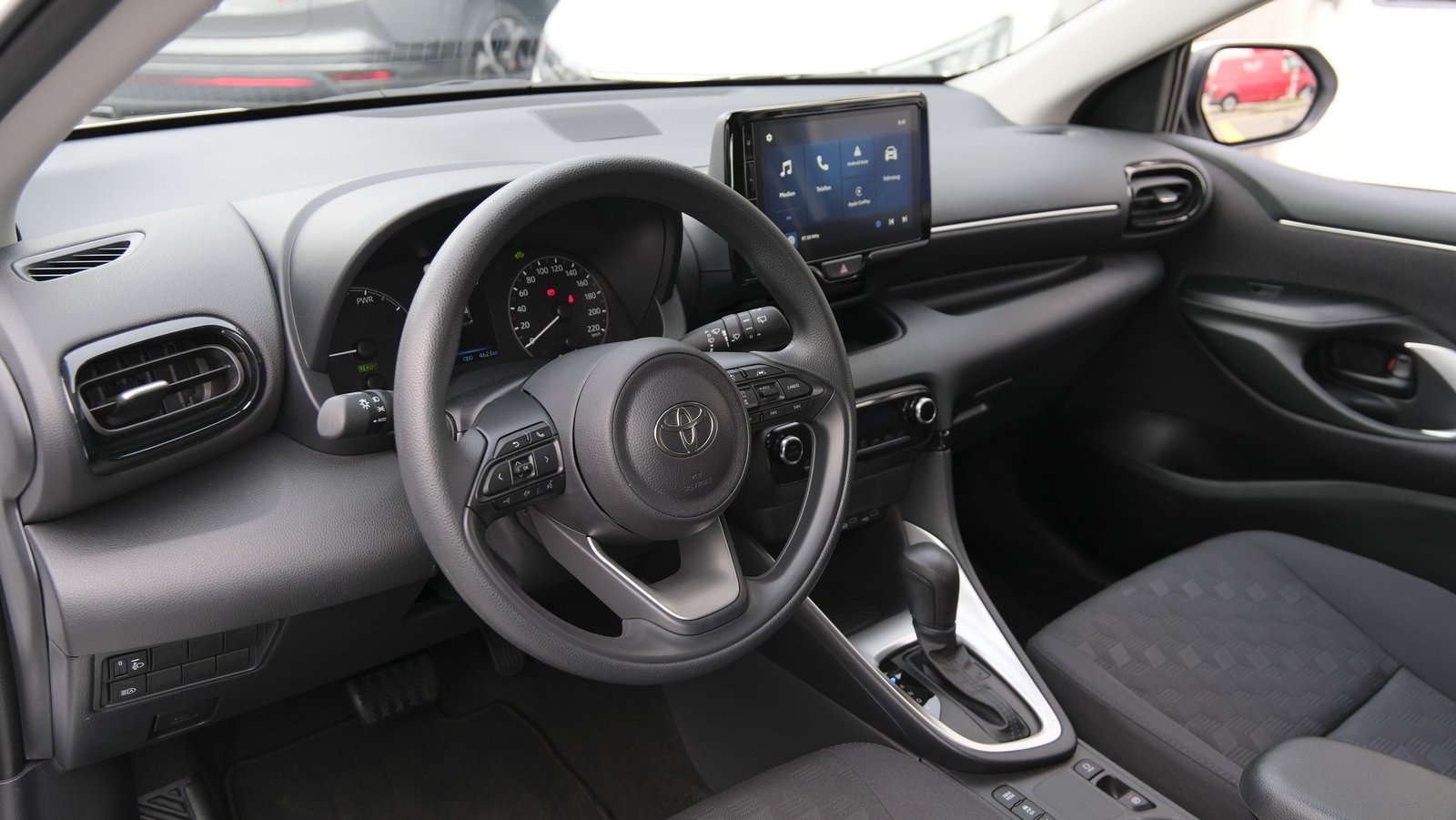 TOYOTA Yaris 1.5 Active e-CVT, Voll-Hybrid Benzin/Elektro, Occasion / Gebraucht, Automatik - 4