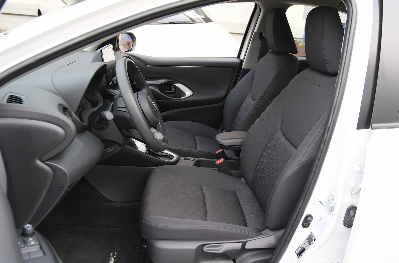 TOYOTA Yaris 1.5 Active e-CVT, Voll-Hybrid Benzin/Elektro, Occasion / Gebraucht, Automatik - 5