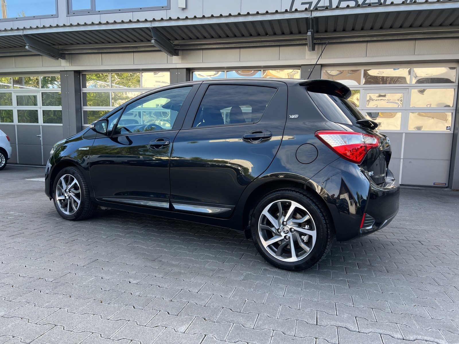 TOYOTA Yaris 1.5 VVT-i Hybrid Y20 e-CVT, Full-Hybrid Petrol/Electric, Second hand / Used, Automatic - 3