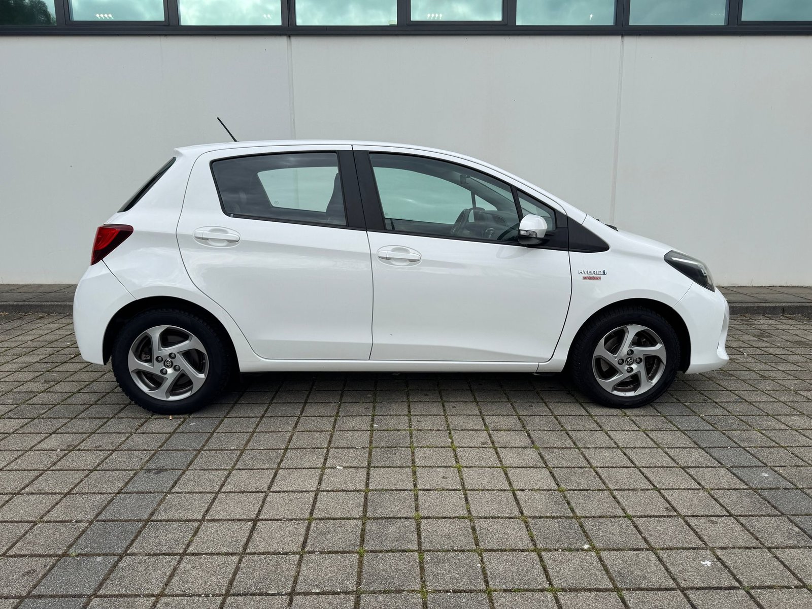 TOYOTA Yaris 1.5 VVT-i Hybrid Style e-CVT, Full-Hybrid Petrol/Electric, Second hand / Used, Automatic - 4