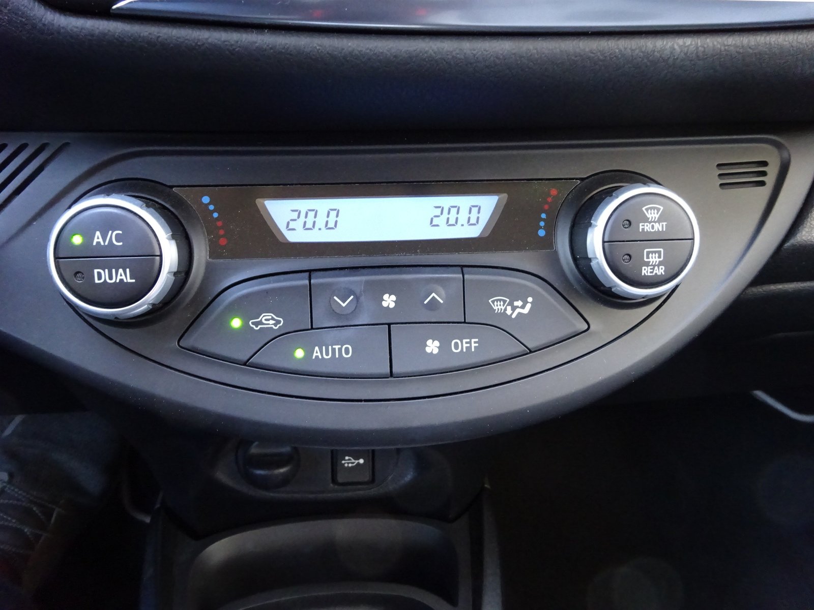 TOYOTA Yaris 1.5 VVT-i Hybrid Limited e-CVT, Voll-Hybrid Benzin/Elektro, Occasion / Gebraucht, Automatik - 7