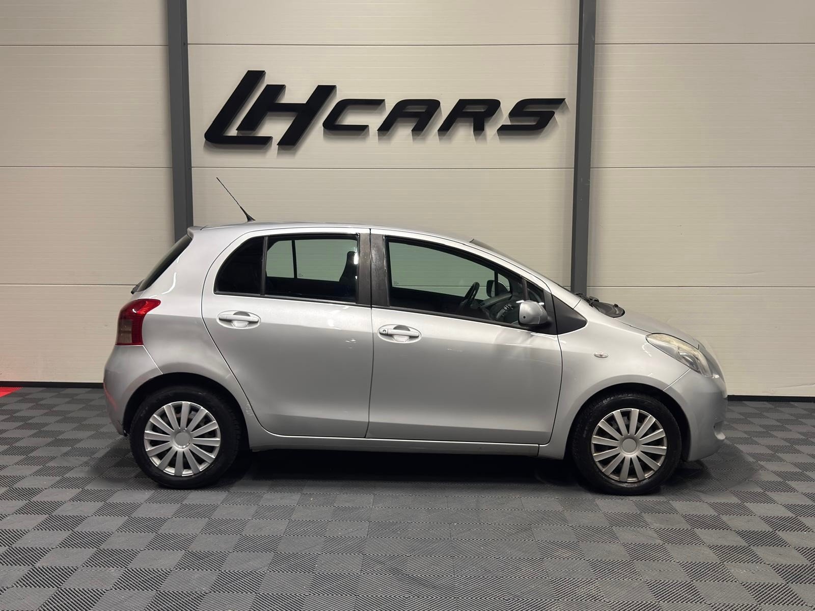 TOYOTA Yaris 1.3 Linea Sol, Petrol, Second hand / Used, Automatic - 5