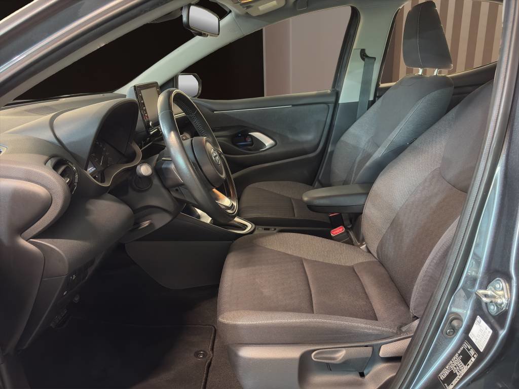 TOYOTA Yaris 1.5 Comfort e-CVT, Benzin, Occasion / Gebraucht, Automatik - 6