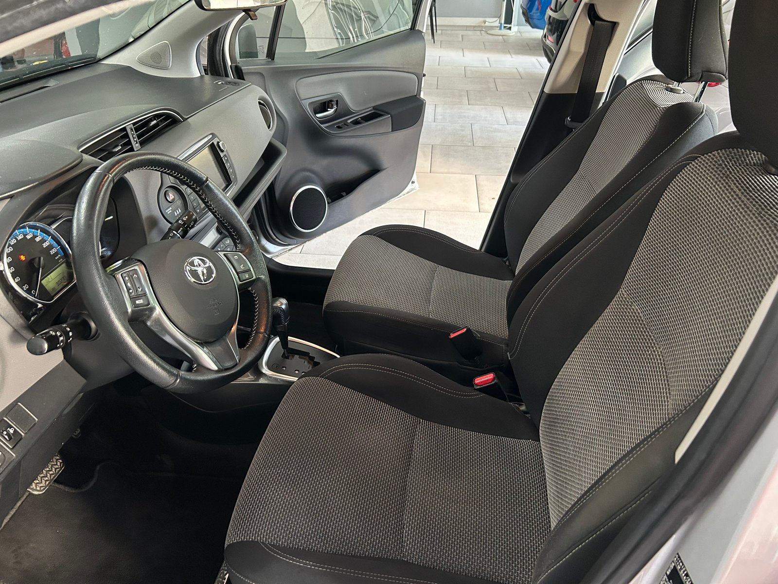 TOYOTA Yaris 1.5 VVT-i Hybrid Trend e-CVT, Voll-Hybrid Benzin/Elektro, Occasion / Gebraucht, Automatik - 6