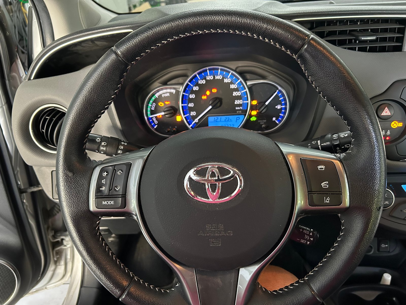 TOYOTA Yaris 1.5 VVT-i Hybrid Trend e-CVT, Voll-Hybrid Benzin/Elektro, Occasion / Gebraucht, Automatik - 7