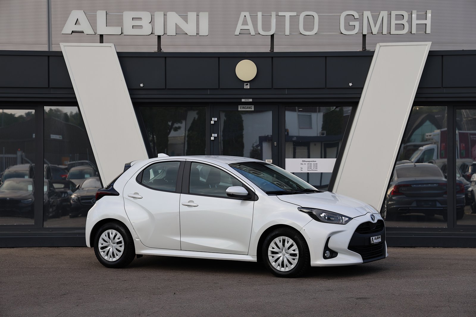 TOYOTA Yaris 1.5 Comfort e-CVT, Hybride Intégral Essence/Électricité, Occasion / Utilisé, Automatique - 2